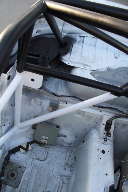 The passenger side of the main hoop is fitted with a hole for mounting a kill switch, which the driver or corner worker can reach. 